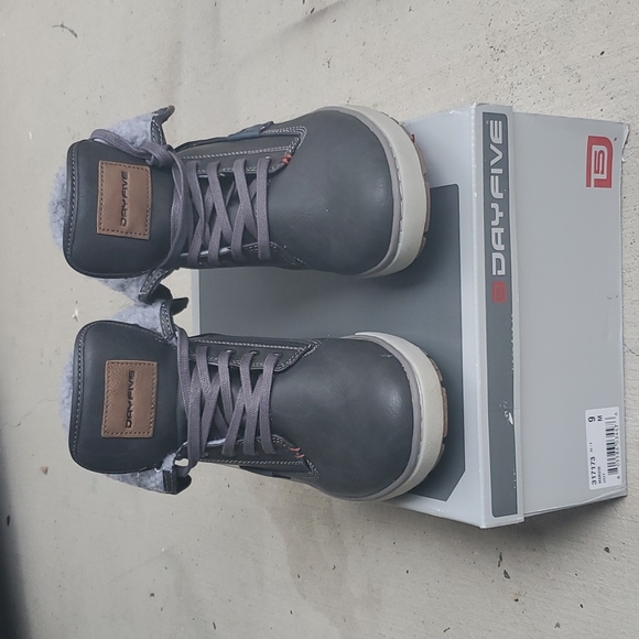 Day 5 boots gray 9.5 - Picture 3 of 4